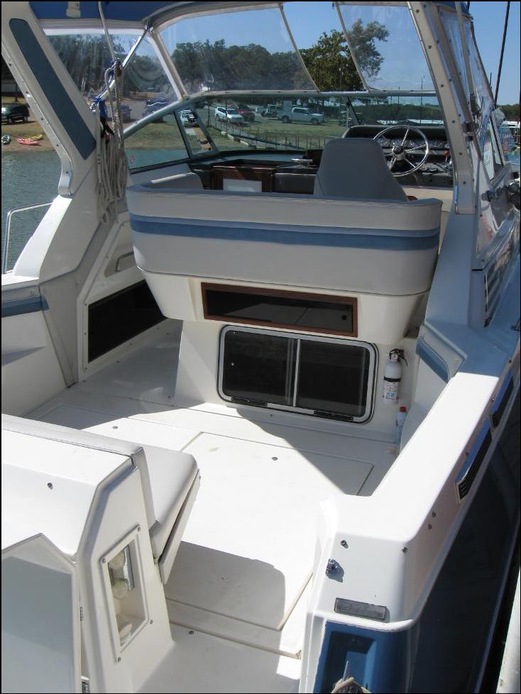 Yacht Boat FOR Sale listed  broker Cruiser Yacht Cruisers Inc 3170 Express $17,500 Lake Texoma Dallas Texas Excellent Genset two berths AC Air Conditioning Millcreek Marina Generator sun pad Mercruiser surveyor Island fun 75076