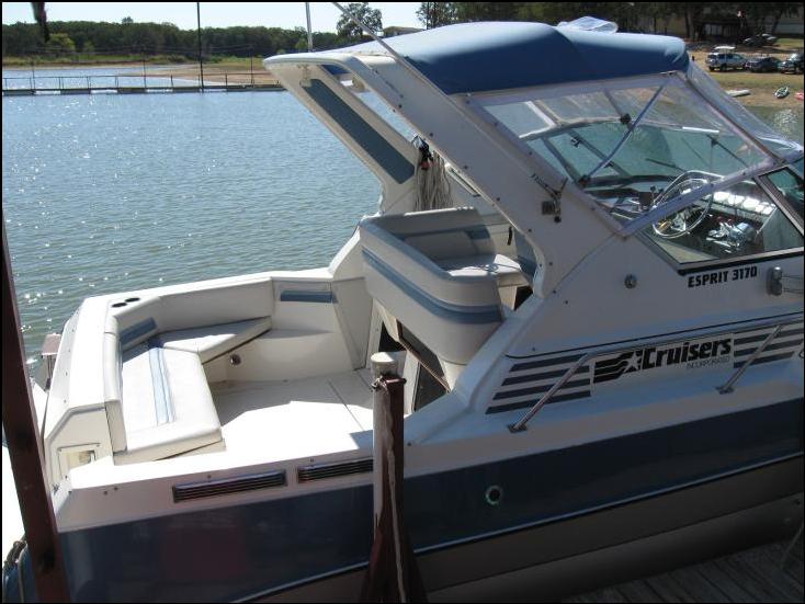 Yacht Boat FOR Sale listed  broker Cruiser Yacht Cruisers Inc 3170 Express $17,500 Lake Texoma Dallas Texas Excellent Genset two berths AC Air Conditioning Millcreek Marina Generator sun pad Mercruiser surveyor Island fun 75076